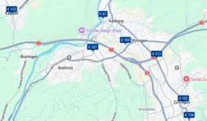 Screenshot der Google-Maps-Hotelkarte mit Hotels entlang der A1, A2/E25, H1 und H2 in der Nähe von Oftringen, Rothrist und Aarburg, Schweiz. Jedes Hotel ist mit einem Preislabel auf der Karte markiert.