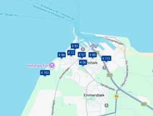 Screenshot der Google-Maps-Hotelkarte mit Hotels entlang der E39 in der Nähe von Hirtshals, Dänemark. Jedes Hotel ist mit einem Preislabel auf der Karte markiert.